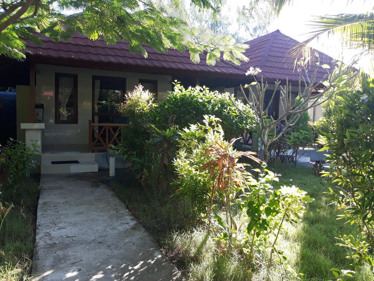 Fantastic Cottages Gili Meno Exterior photo