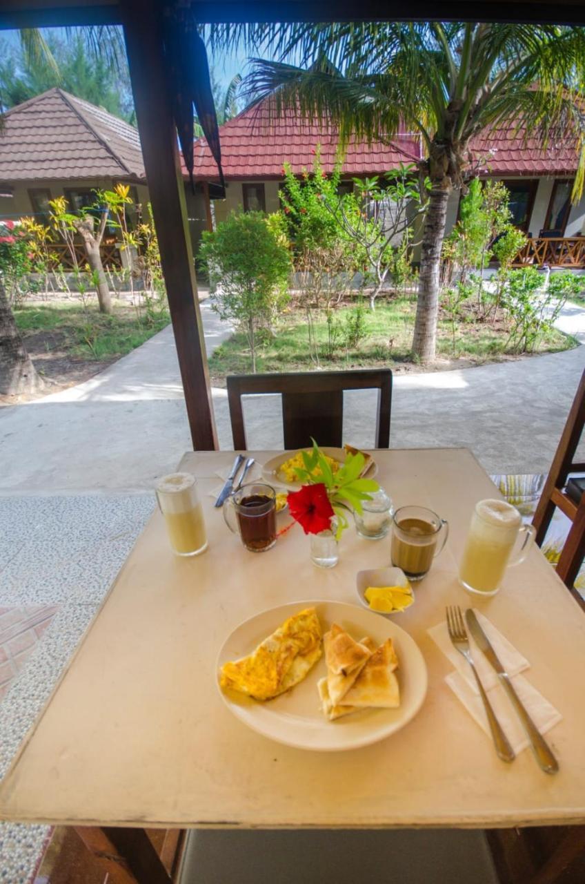 Fantastic Cottages Gili Meno Exterior photo