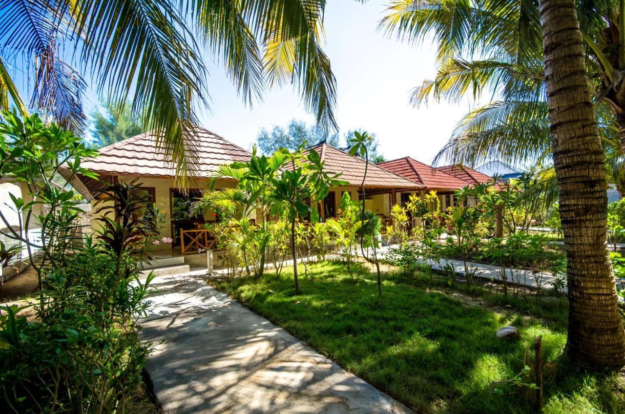 Fantastic Cottages Gili Meno Exterior photo